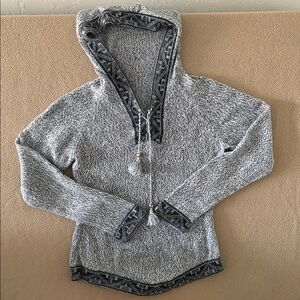 Gray Hooded Light Sweaterwith Patterned Trim